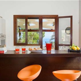 2 bedroom villa with jacuzzi & sea views, near Castellammare del Golfo, sleeps  4-5